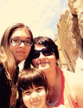 dr cristina romero ivanova with daughters